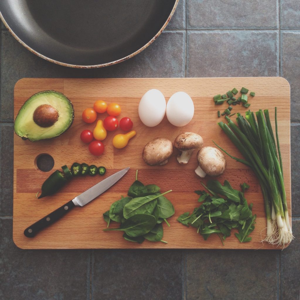 Planche à découper avec des légumes